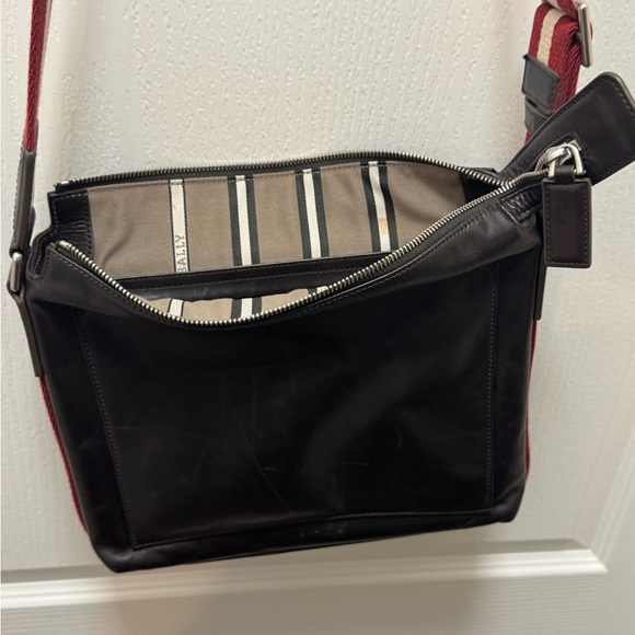 Bally Men’s satchel. My man purse for international travel. Barely any wear. - Picture 2 of 7